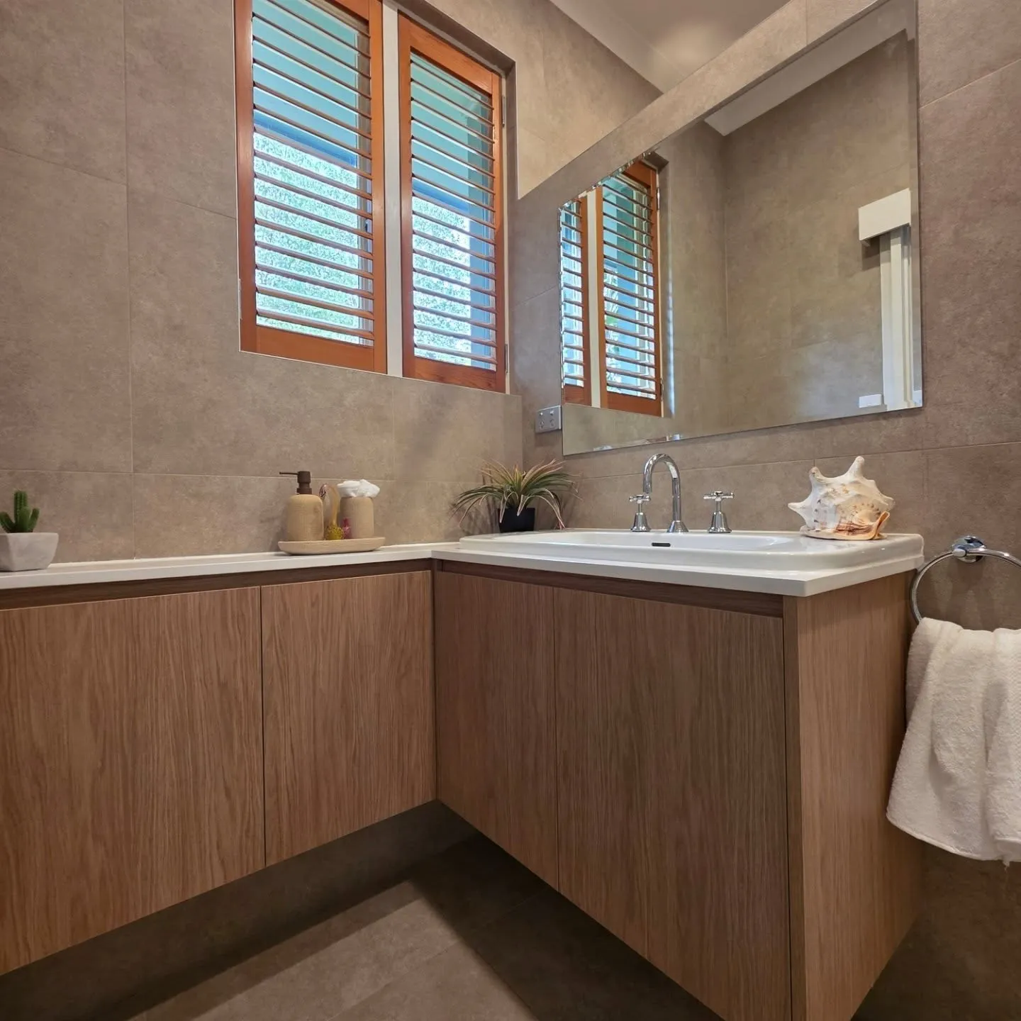 Warm timber tone bathroom vanity in Eaglemont, Melbourne